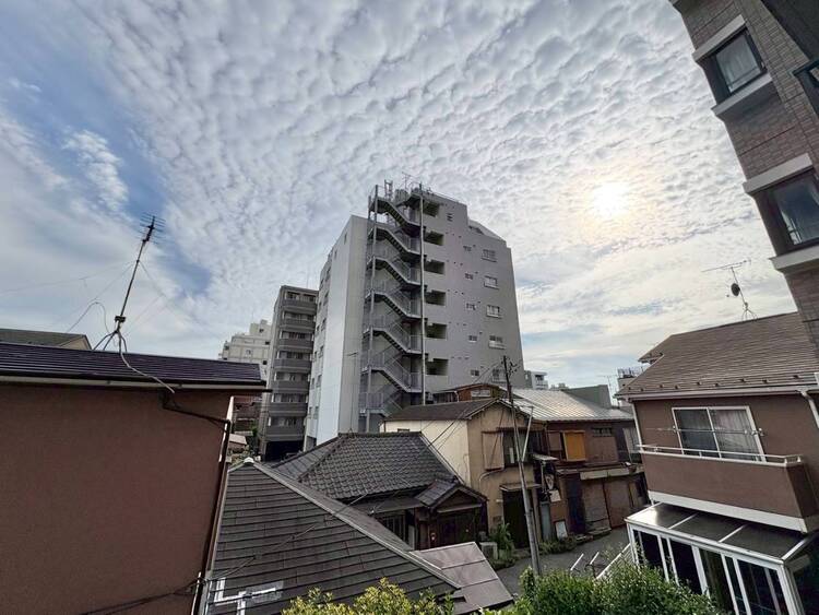 バルコニー 窓を開けると広がる青空。心をリフレッシュして日々を過ごしていきましょう。