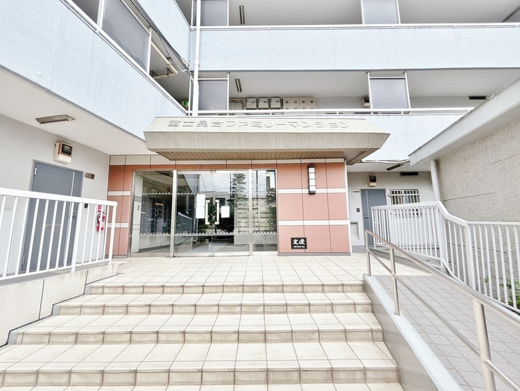 エントランス 外と内をつなぐエントランスは、まさに顔となる場所。