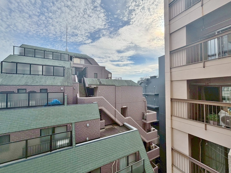 バルコニー 窓を開けると広がる青空。心をリフレッシュして日々を過ごしていきましょう。