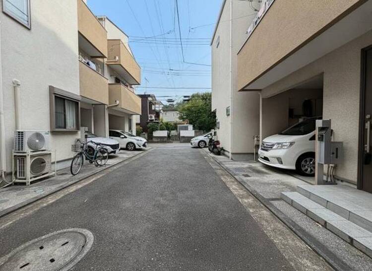 外観 お住まいの前を通るのはご近所さんだけの閑静な道路です。静かな住環境でお過ごし頂けます。