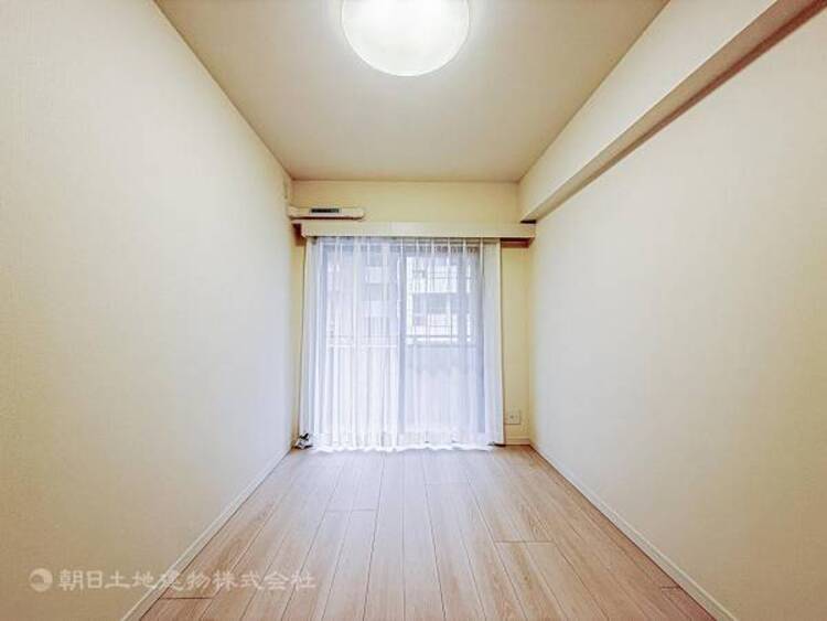 内装 穏やかな寛ぎあじわえるお部屋では有意義な時間がつくれます！！大きな窓からと陽光が注がれる明るい空間！光もアクセントの一つとして。一人時間も充実したものにできるプライベートルームは日々を豊かにします！！ 
