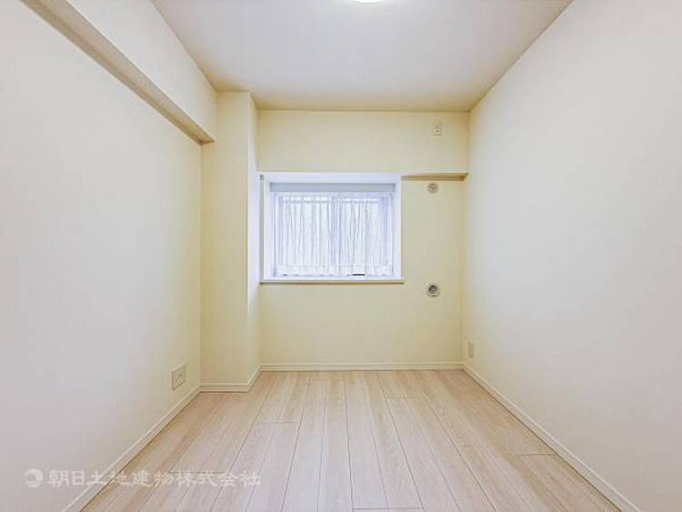 内装 居室はひとり時間を過ごせる安らげるお部屋として活用できます！収納スペースあり！荷物が多くても十分！！ベッドや勉強机、テレビなどを置きたい場合におすすめ！！過ごす時間が長くてもゆったり過ごせそうですね！ 
