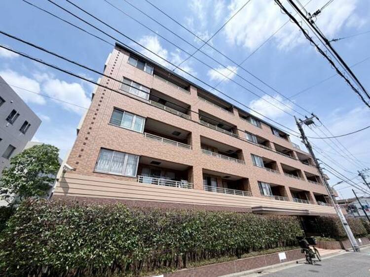 外観 独特の顔を持つあなただけのお住まい。各棟によって暖かい日差しの入り方・見え方も違うお住まい。実際の日当たりや現地の雰囲気もご確認くださいませ。