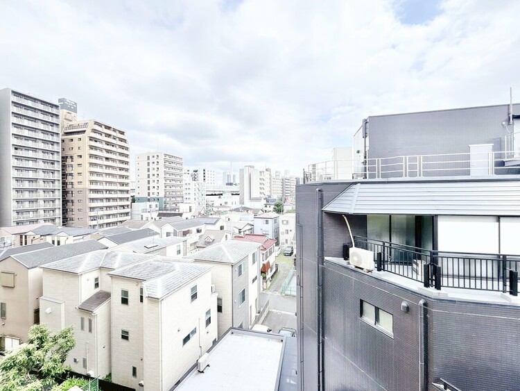 バルコニー 窓を開けると広がる青空。心をリフレッシュして日々を過ごしていきましょう。