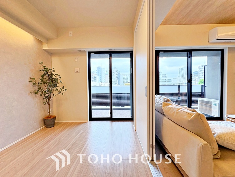 内装 使いやすく、明るい洋室に仕上がります。子供部屋や趣味のお部屋にご利用できます。ご自身で家具などを配置し、素敵な空間を創り上げられます。