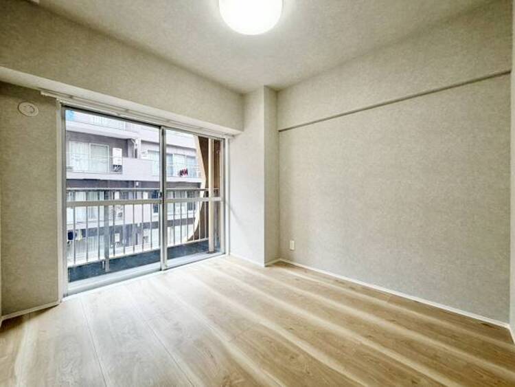 内装 一日の疲れを取る主寝室は大型のベッドも配置が可能です。窓から注がれる光で家族とのコミュニケーションも明るくなりそうです。