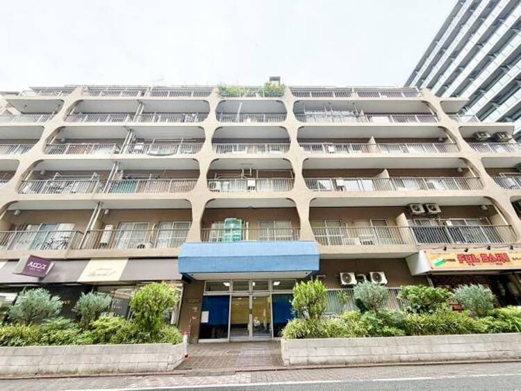 外観 各棟によって暖かい日差しの入り方・見え方も違うお住まい。実際の日当たりや現地の雰囲気もご確認くださいませ。