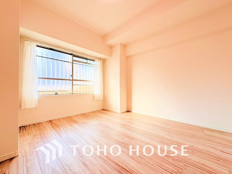 内装 採光もある洋室は、くつろぎのひと時を過ごすのにぴったり