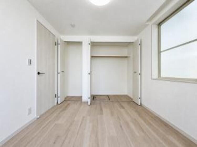 内装 居室はひとり時間を過ごせる安らげるお部屋として活用できます！収納スペースあり！荷物が多くても十分！！ベッドや勉強机、テレビなどを置きたい場合におすすめ！！過ごす時間が長くてもゆったり過ごせそうですね！ 
