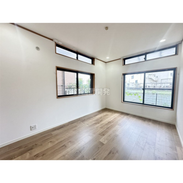 内装 洋室は日当り・通風ともに良好です。明るい部屋はそれだけで気分が晴れやかになりますね。