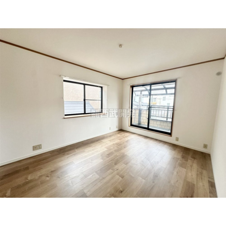 内装 洋室は日当り・通風ともに良好です。明るい部屋はそれだけで気分が晴れやかになりますね。