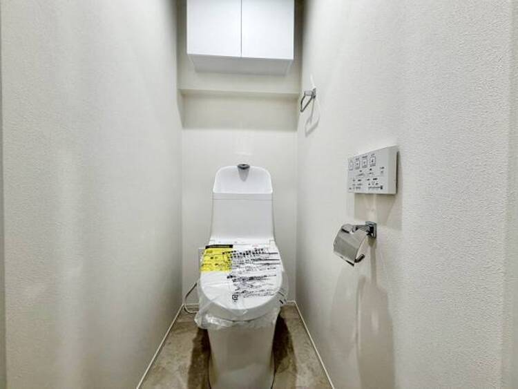 トイレ 白を基調としたウォシュレットトイレは清潔感あるプライベート空間を演出します。