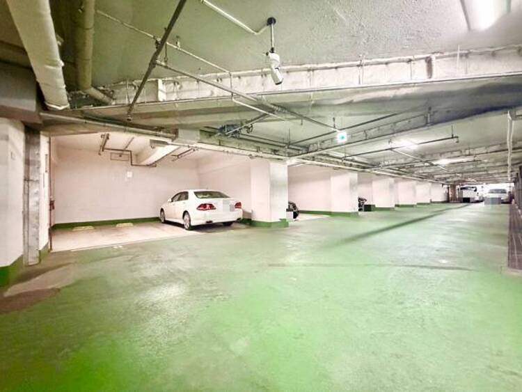 駐車場 広い空間の駐車場となっております。