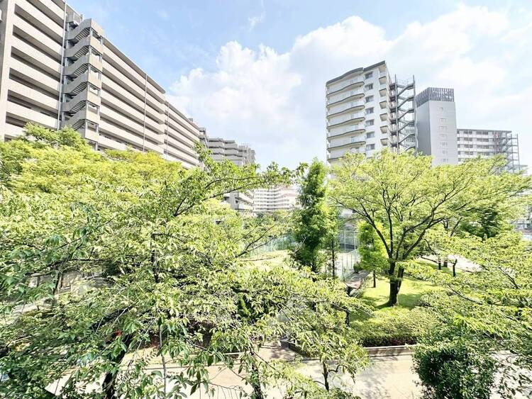 バルコニー 窓を開けると広がる青空。心をリフレッシュして日々を過ごしていきましょう。