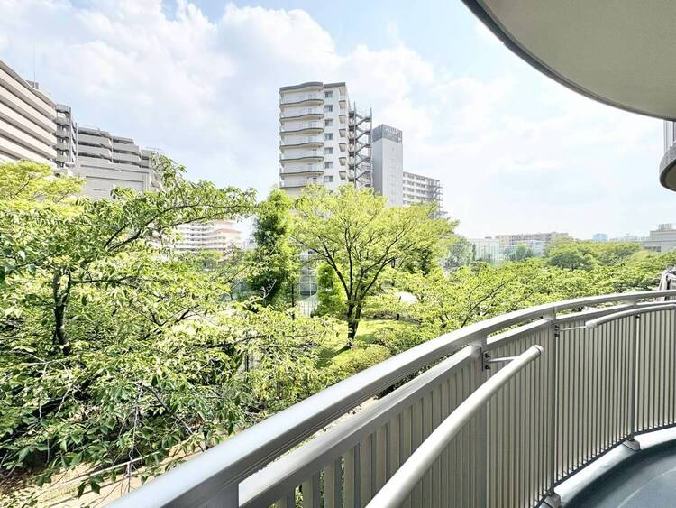 バルコニー 頬をなでる、優しい風を感じることが出来ます。