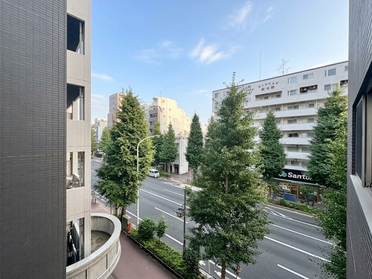 バルコニー 窓を開けると広がる青空。心をリフレッシュして日々を過ごしていきましょう。