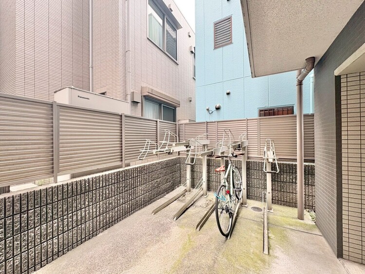 設備 整理整頓された駐輪場で、管理体制の良好さがうかがえます。