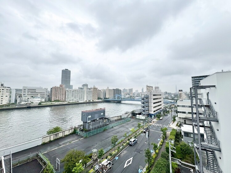 バルコニー 窓を開けると広がる青空。心をリフレッシュして日々を過ごしていきましょう。