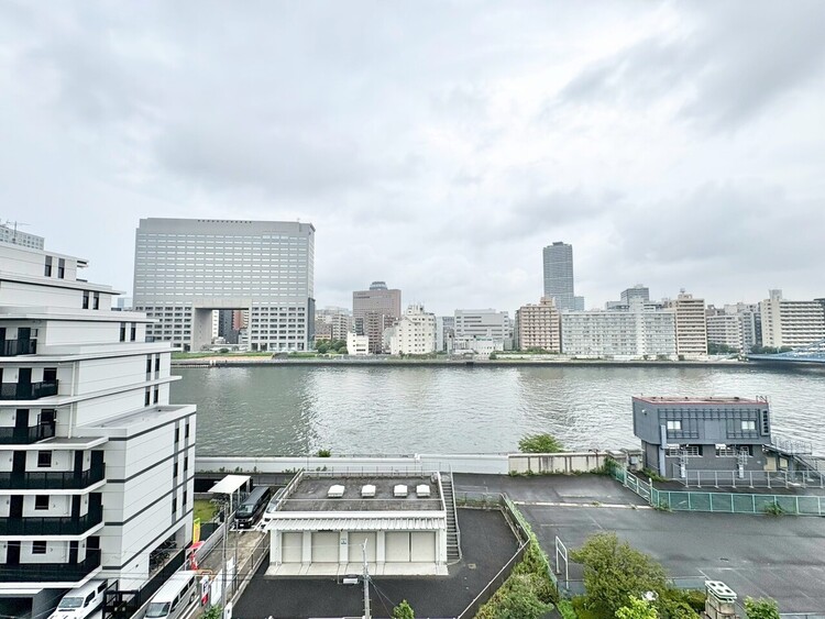 バルコニー 頬をなでる、優しい風を感じることが出来ます。