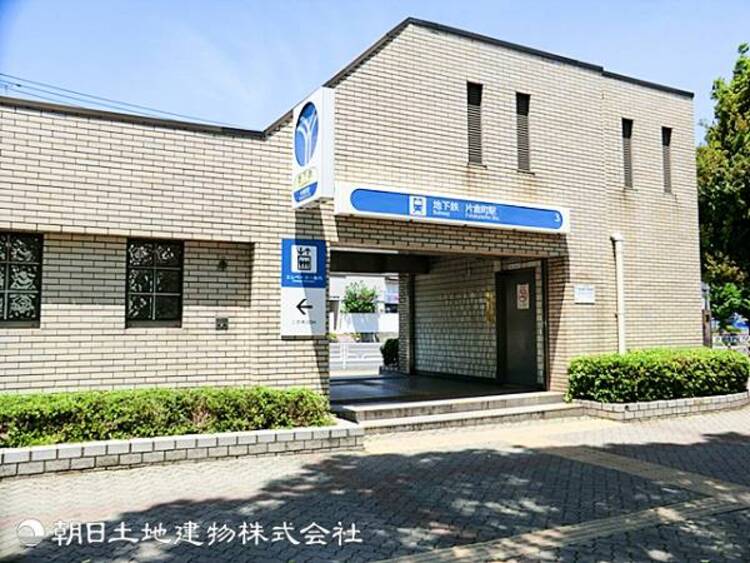 周辺 【片倉町駅】960ｍ　ブルーラインで横浜駅まで７分の立地にありながら、閑静な住宅街が広がるファミリー層に人気のエリアです。スーパーや飲食店などが並び生活利便性良好です。