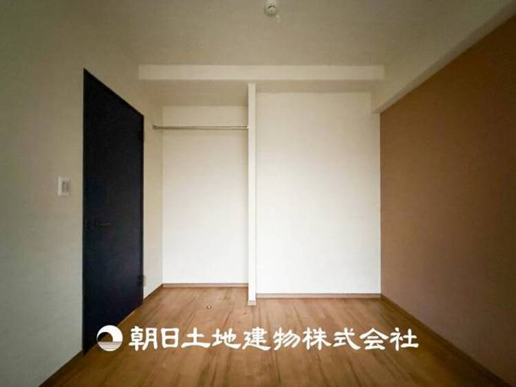 内装 【居室】一人で過ごす空間は音楽を聴いたり読書をしたりと趣味を楽しめる空間です。
