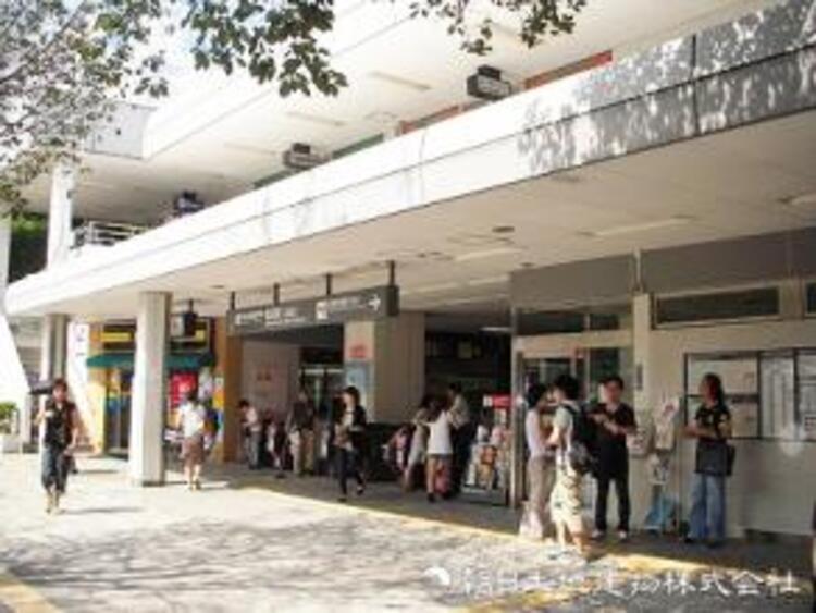 周辺 【鷺沼駅】800ｍ　田園都市線利用で渋谷まで直通の利便性と、区画整理された閑静で美しい街並みが両立するファミリー層に人気のエリアです。駅周辺には商業施設が揃い便利です。