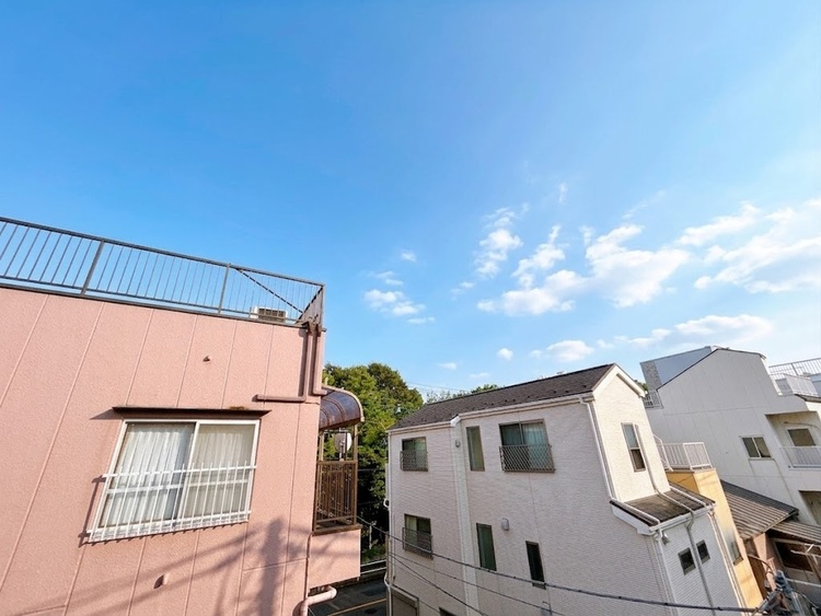 バルコニー 窓を開けると広がる青空。心をリフレッシュして日々を過ごしていきましょう。