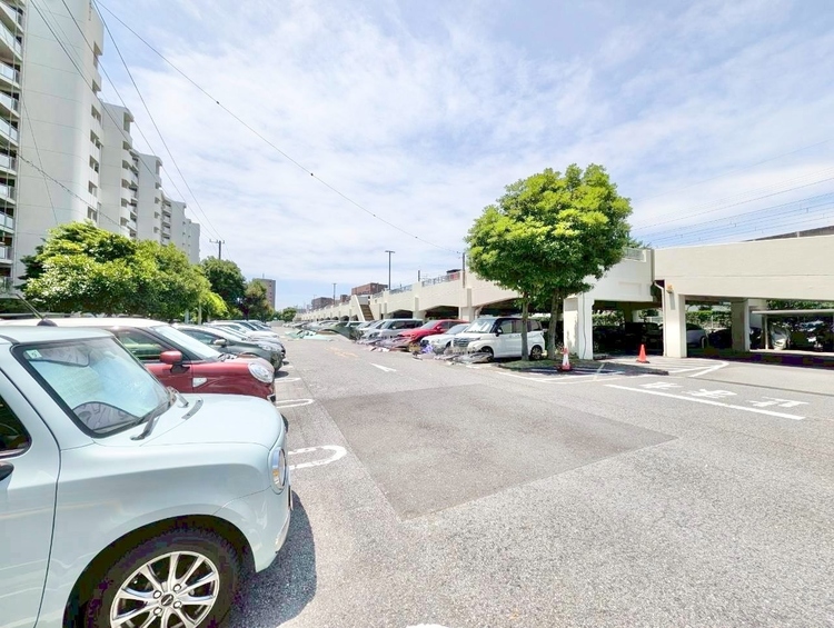 駐車場 本物件の駐車スペースです。車種制限のある場合もございますので、お気軽にお問い合わせくださいませ。