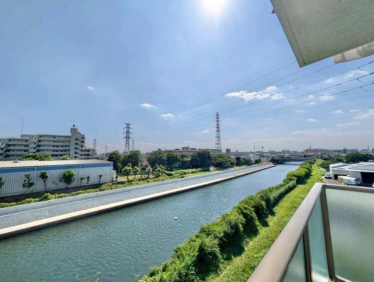 バルコニー 窓を開けると広がる青空。心をリフレッシュして日々を過ごしていきましょう。