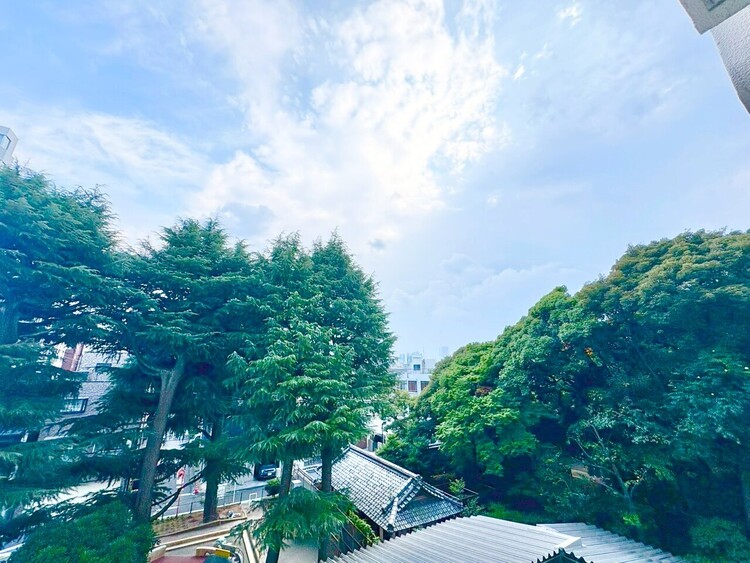 バルコニー 窓を開けると広がる青空。心をリフレッシュして日々を過ごしていきましょう。
