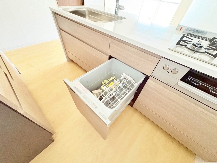 設備 食器洗いの負担を軽減。手荒れを抑えて、節水効果も見込めます。省スペースのビルトインタイプです。