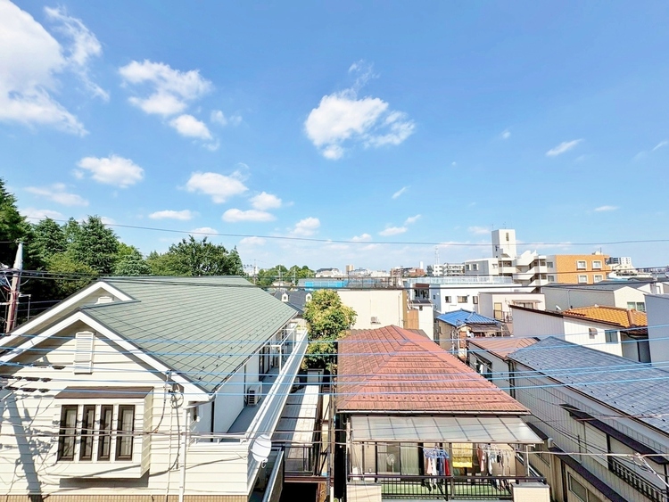 バルコニー 窓を開けると広がる青空。心をリフレッシュして日々を過ごしていきましょう。