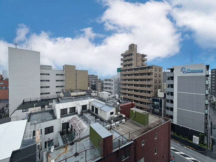 バルコニー 窓を開けると広がる青空。心をリフレッシュして日々を過ごしていきましょう。