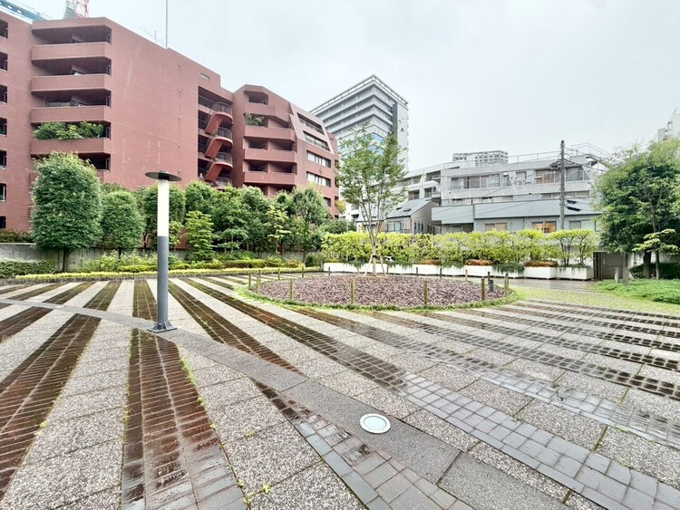 その他 マンションの敷地内には、中庭もございます。