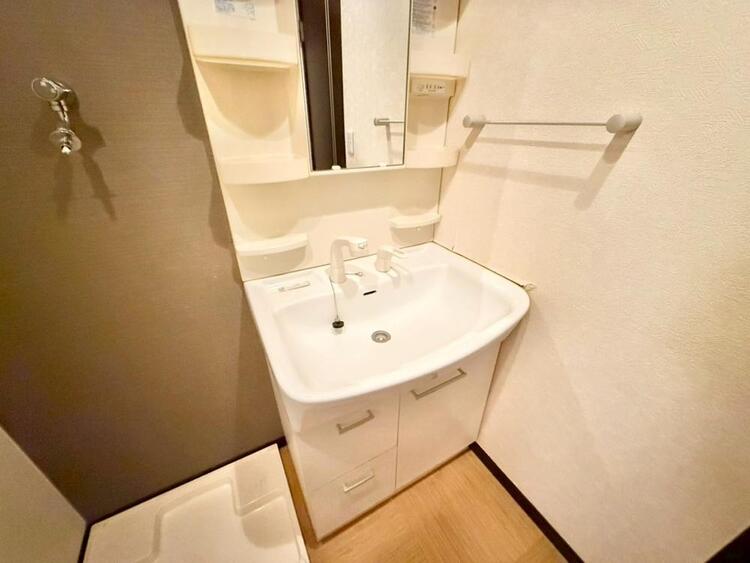 その他 清潔感を感じられる洗面化粧台。