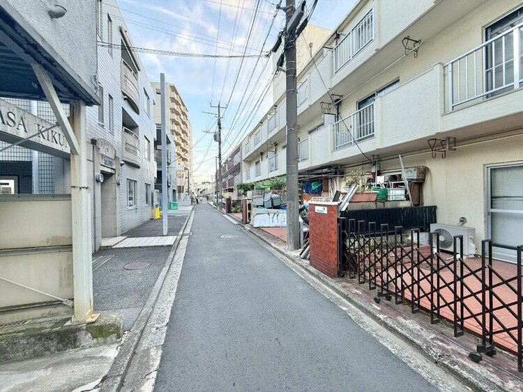 その他 閑静なエリアで、前面道路の交通量は少なく安心です。