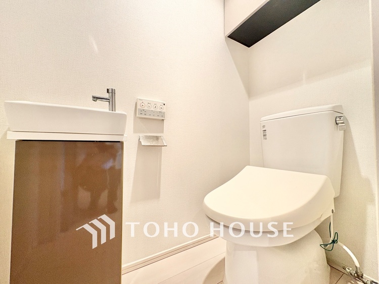 トイレ ◆トイレ◆トイレも全て新品に交換されており、清々しく新生活を始めることができます。白基調の清潔感のある空間に生まれ変わりました。