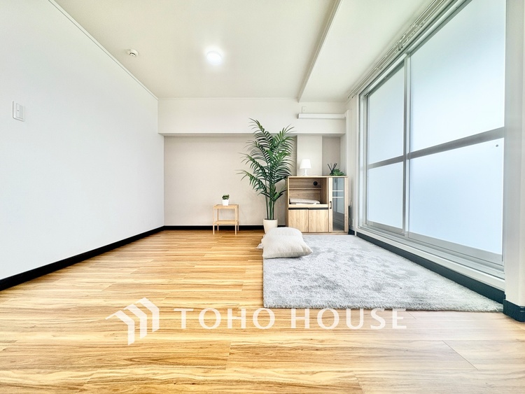 内装 ◆木漏れ日◆の様な採光が優しく足元を照らし、心地いい暮らしの道しるべを写し出す。この空間で過ごす家族との語らいの時間がとても素敵で幸せを感じるかもしれない。