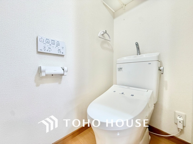 トイレ ◆トイレ◆トイレも全て新品に交換されており、清々しく新生活を始めることができます。白基調の清潔感のある空間に生まれ変わりました。