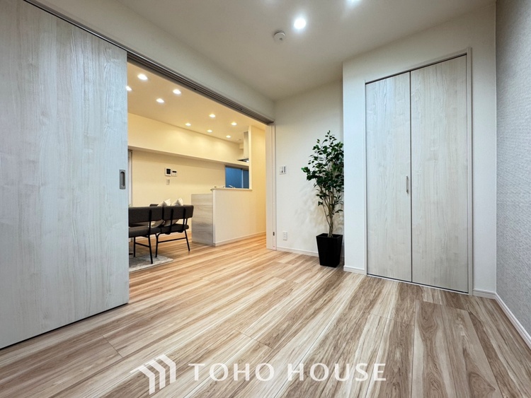 内装 使いやすく、明るい洋室に仕上がります。子供部屋や趣味のお部屋にご利用できます。ご自身で家具などを配置し、素敵な空間を創り上げられます。