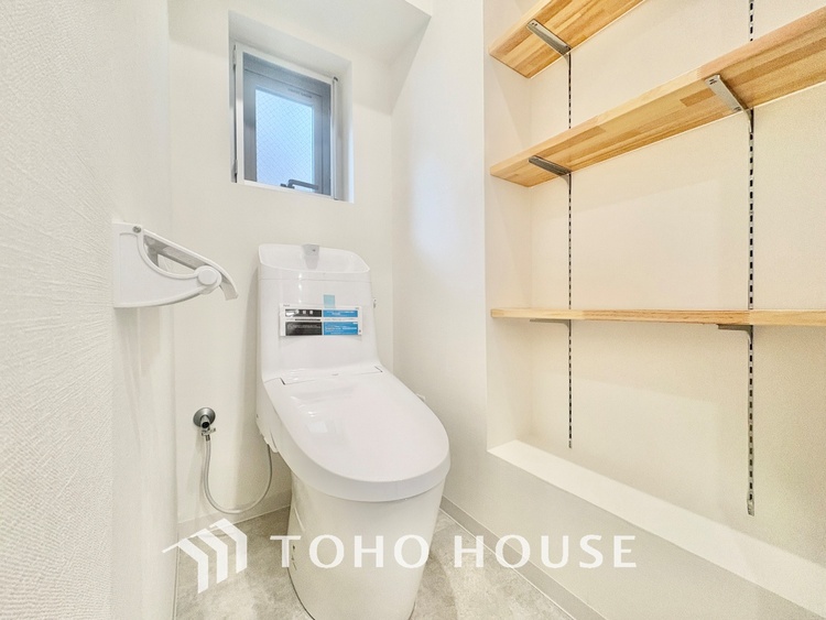 トイレ 【RESTROOM】ホワイト調のクロスと温もり溢れるモダンカラーの床材が見事に調和した本邸宅は、毎日の生活を少しでも快適に過ごして頂ける様に落ち着いた雰囲気作りから行っています。