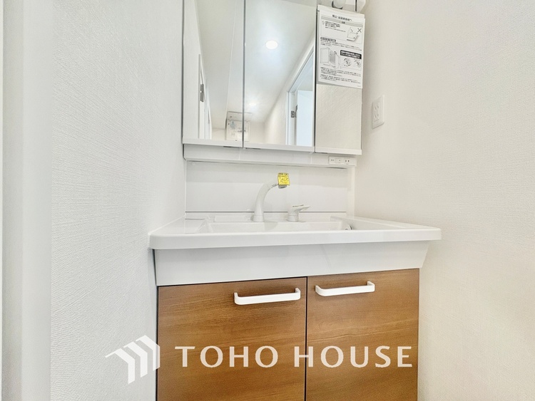 洗面 【WASHROOM】◆快適◆煌びやかな暮らしの中にも忘れたくない快適さ。大きな収納が助けてくれます。