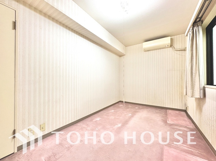 内装 【居室】ゆったりとした広さで、ベッドを置いても余裕のある空間です。