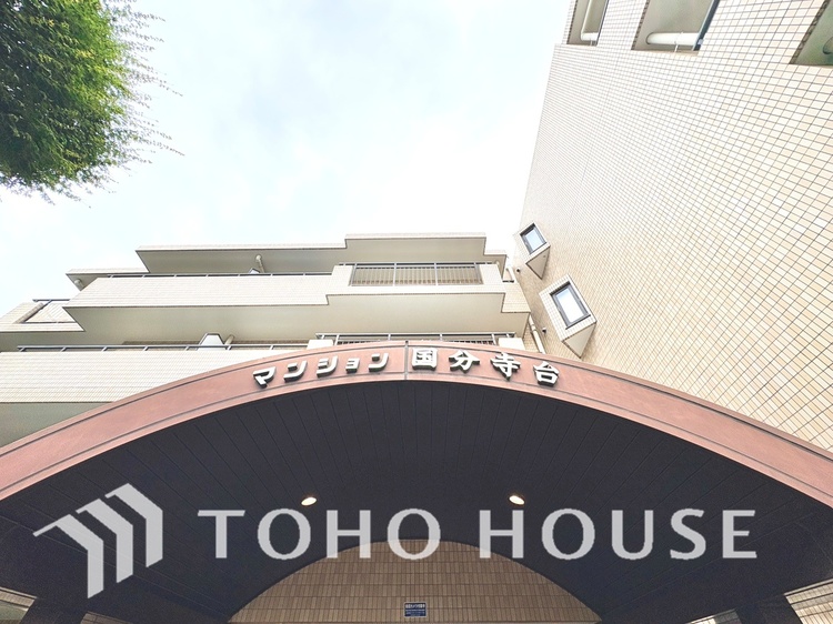 エントランス 【ENTRANCE】◆家族◆家で家族と過ごす時間は限られている。帰りを待つ家族の元へと急ぐときの弾む思い。そんな思いを引き立てる邸宅。