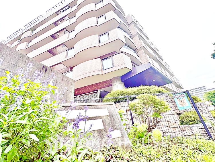 外観 【Exterior】街並みに溶け込みながらも、確かな存在感。落ち着いた佇まいが、帰るたびに安心を与えてくれます。永く愛される外観デザインです。