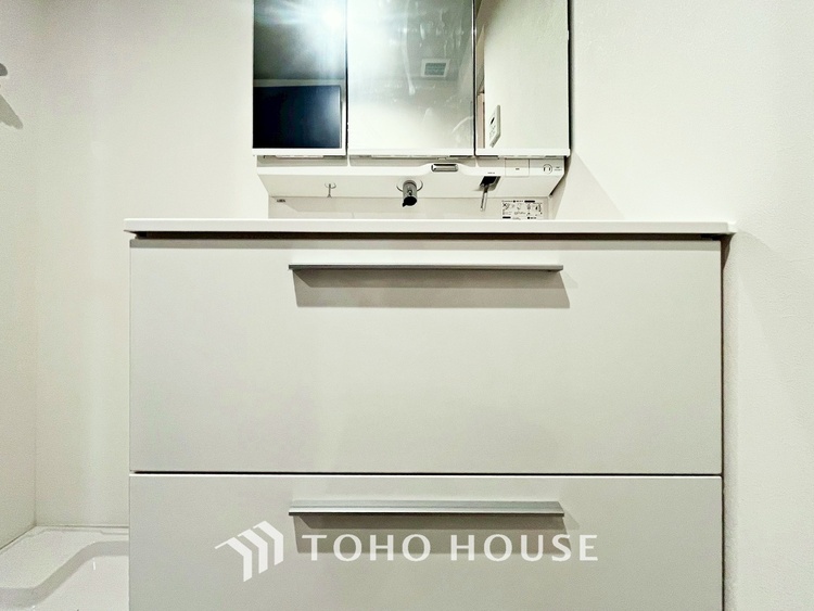 洗面 【WASHROOM】◆快適◆煌びやかな暮らしの中にも忘れたくない快適さ。大きな収納が助けてくれます。