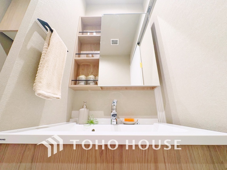 洗面 【WASHROOM】◆快適◆煌びやかな暮らしの中にも忘れたくない快適さ。大きな収納が助けてくれます。