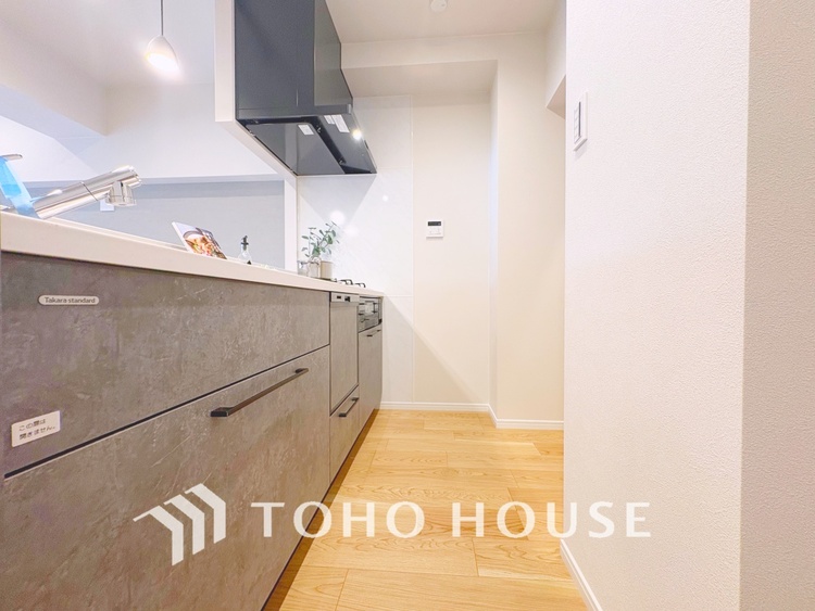キッチン 【KITCHEN】◆ワクワク◆開放的で機能性も高いシステムキッチン。お子様は毎日のご飯にワクワク！