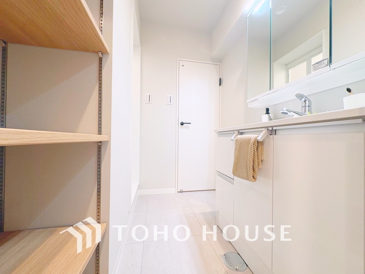 洗面 【WASHROOM】◆快適◆煌びやかな暮らしの中にも忘れたくない快適さ。大きな収納が助けてくれます。
