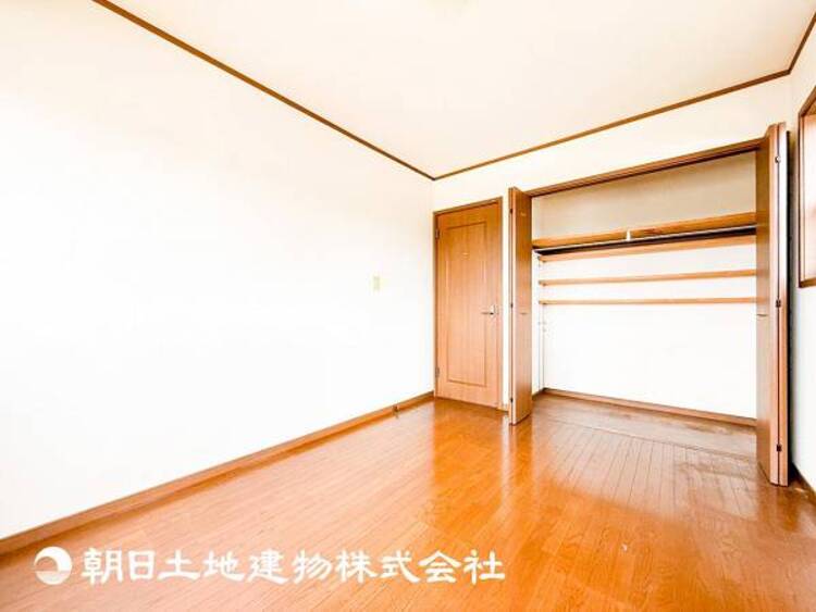 内装 【居室】趣味・感性で個性的に飾って頂けるようシンプルに仕上げてあります。